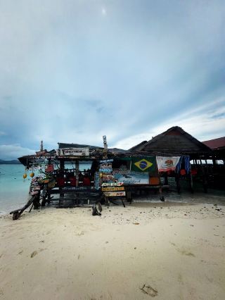 Kai Island: A Resort Where You Can Spend Time with Stray Cats