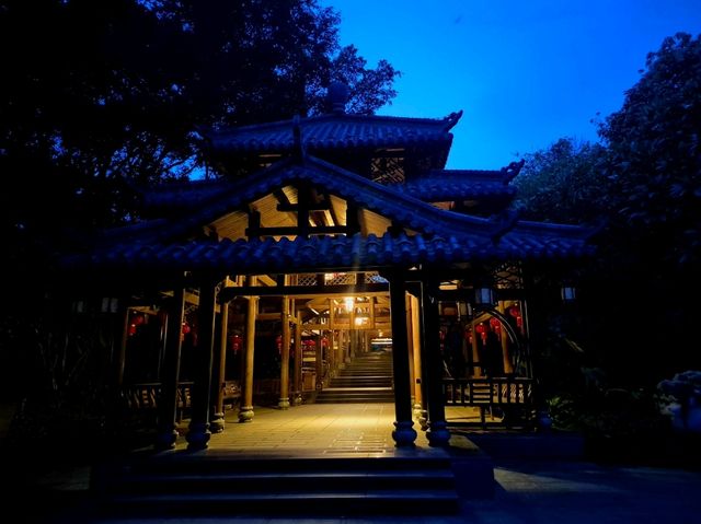 บรรยากาศยามค่ำคืนภูเขาชิงซิ่วหนานหนิง