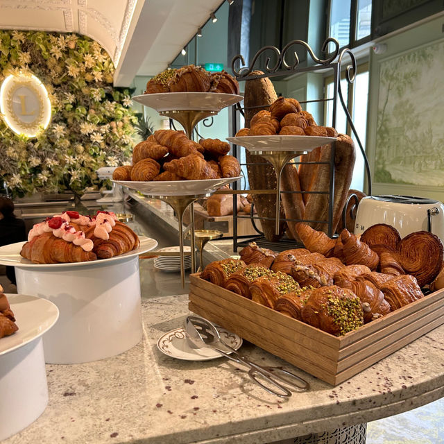 【フランス】 LADUREE シャンゼリゼ通り店 ブランチビュッフェ