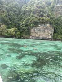 อ่าวมาหยา หาดสวยน้ำใสขึ้นชื่อ