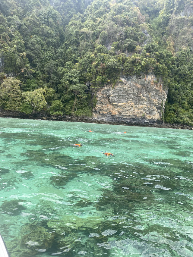 อ่าวมาหยา หาดสวยน้ำใสขึ้นชื่อ