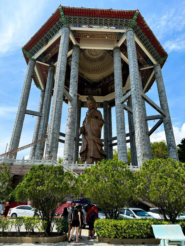 Inside Malaysia’s Largest Buddhist Temple – Kek Lok Si, Penang