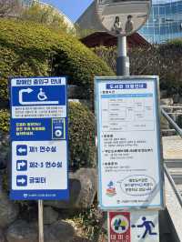 부산 오르막 끝에 있는 중앙도서관 