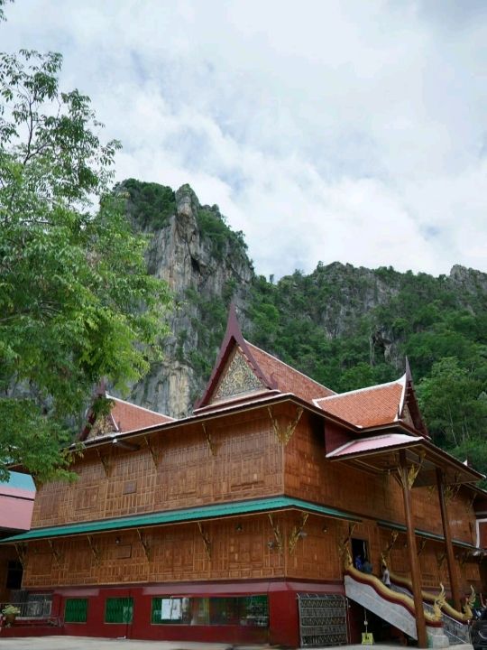 วัดถ้ำเขาย้อยเพชรบุรี