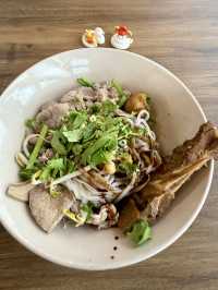 高雄大立百貨A館電影院旁邊（大城老船麵）美食小吃.值得推薦大家