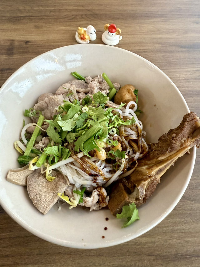 高雄大立百貨A館電影院旁邊（大城老船麵）美食小吃.值得推薦大家