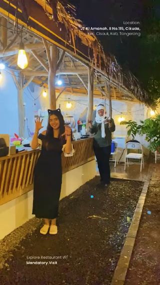 🕯️ “The Candlelit Coffee Shop That Feels Like a Poem”