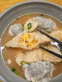 多款不同口味的大大隻餃子加靈魂辣菜脯，食過返尋味