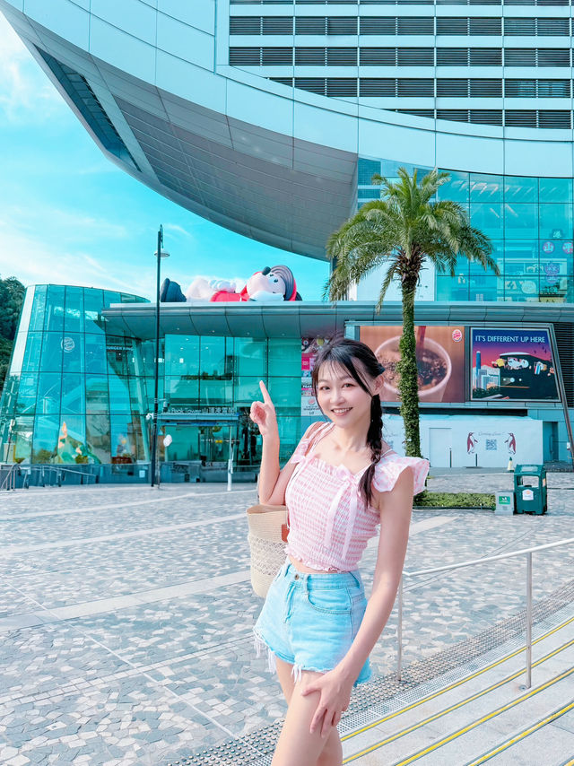 「米奇與好友」玩轉香港太平山頂！🚠  嚟香港旅行必到太平山頂飽覽維港景色，今個暑假，全港首個迪士尼「Mickey Keep It Real」主題活動登陸太平山頂，「米奇」帶埋成班人氣角色米奇、米妮、