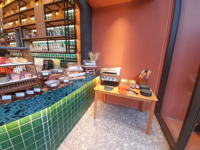 🌴自然と快適さが調和する場所──ホテル・アダム・クラビでリラックスステイ。