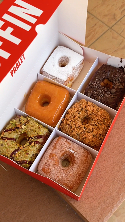 Donat Sourdough berbentuk persegi?!
PRALET di Tiong Bahru telah direnovasi dan dibuka kembali 2 minggu yang lalu! Dengan tata letak baru, lihat:
.
1️⃣ BURNT BUTTER HONEY GLAZE (SGD 3.60) - mentega bakar, madu, garam laut
2️⃣ LEMON CREMEUX (SGD 3.60) - Jeruk & ringan, dibuat dengan perasan lemon segar, mentega & telur
3️⃣ FAIRY DUST (SGD 4) - Abon ayam lembut yang diaduk dengan furikake, ditaburkan di atas kombu aioli
4️⃣ PISTACHIO RASPBERRY CRUNCH (SGD 4.80) - Renyahnya pistachio, sedikit selai raspberry, dan taburan pistachio tumbuk
5️⃣ TRIPLE CHOC FUDGE (SGD 4) - Lapisan renyah gula kakao, dilengkapi dengan 75% cokelat couverture & nib kakao
6️⃣ GULA KAYU MANIS (SGD 3.20) - Kristal gula halus, rempah kayu manis
.
1️⃣ Sandwich Roti Sourdough (SGD 11-14)
2️⃣ Lauk Pendamping (SGD 7-10) - Salad Bayam, Sup Tomat
3️⃣ Kopi (SGD 3.50-6.50)
4️⃣ Teh (SGD 5.50-6)
.
📍 PRALET
#panduansingapura #singapura
