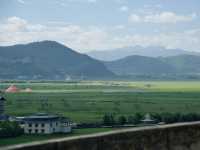 《ナパ海》高原に広がる草原と湖の絶景