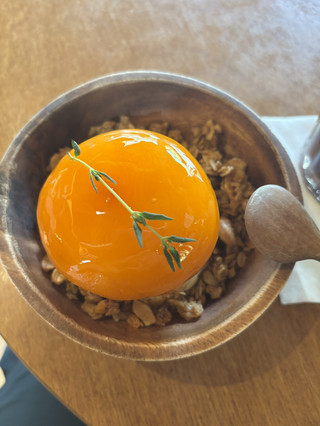 Sebuah kafe Hanok yang indah ditemukan di taman yang tenang di sebelah Universitas Dongguk