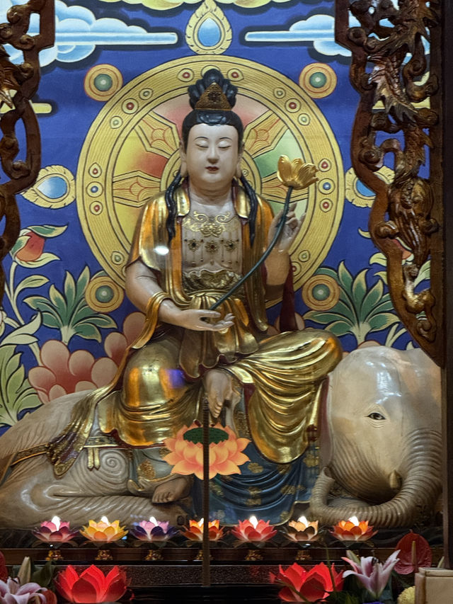 在台中北屯,靜靜座落著一方清幽的聖境──松竹寺,主祀「水流觀音」。寺廟因地勢依水而建,取其「水流不息、慈悲不絕」之意,寓意觀音大士的救苦慈航,永續不斷。  步入山門,松柏環繞,竹影搖曳,襯托著廟宇的古 在台中北屯,靜靜座落著一方清幽的聖境──松竹寺,主祀「水流觀音」。寺廟因地勢依水而建,取其「水流不息、慈悲不絕」之意,寓意觀音大士的救苦慈航,永續不斷。  步入山門,松柏環繞,竹影搖曳,襯托著廟宇的古