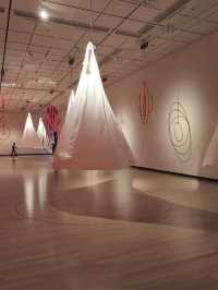 🏛 中之島美術館｜塩田千春展 「つながる私（アイ）」