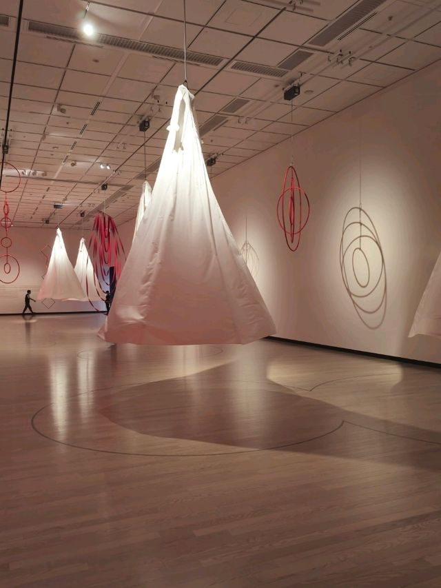 🏛 中之島美術館｜塩田千春展 「つながる私（アイ）」