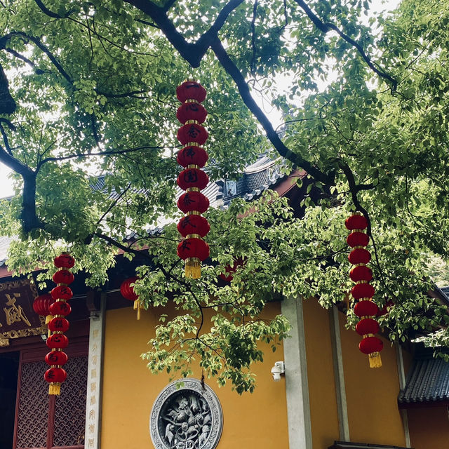 Hangzhou’s Temple Glow✨
