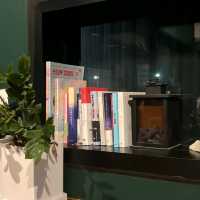 무드비☕ — 따뜻한 조명 아래에서 머무는 포근한 오후