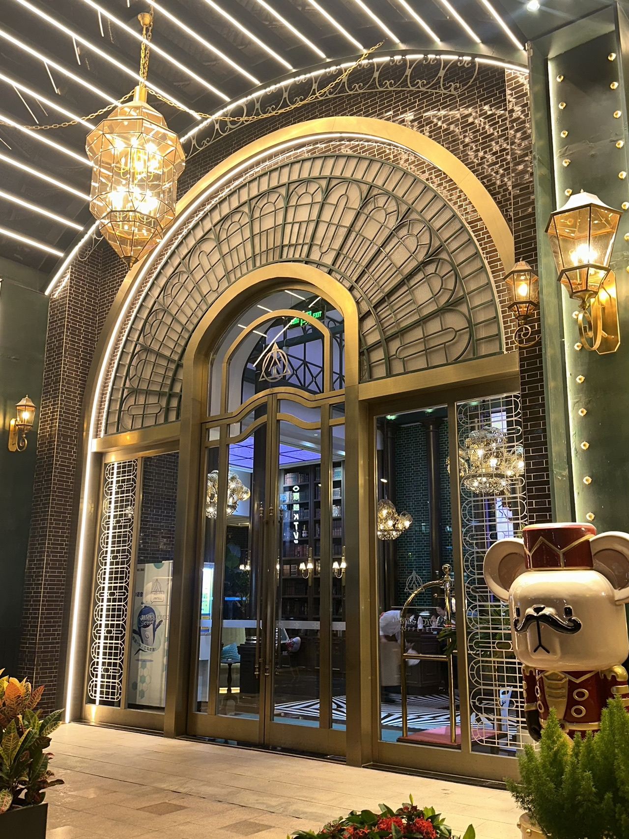 Hotel indah bak negeri dongeng di Guangzhou.
💵 Harga terjangkau, 3.000 baht, sudah termasuk sarapan.
☕️ Minuman selamat datang: Americano/Latte disajikan setiap hari.
🍰 Camilan, teh, dan kopi tersedia mulai pukul 14.00 hingga 16.00.
🍺😳 Lobi hotel merupakan bar santai yang sering dikunjungi tamu internasional.
🏖️ Lingkungan/Fasilitas: Kamar-kamar luas dengan tempat tidur nyaman.
Terletak di area strategis dengan pusat perbelanjaan di dalam hotel.
Restoran/Supermarket YH di lantai dasar.
🚇 Metro Gangding (Jalur 3). Lantai dasar dekat Tianhe.
Dekat pusat perbelanjaan dan area perbelanjaan populer.
📍Alamat: Guangzhou Tianhe Taikoo Kejirushi Hotel - Jalan Nanjing
#TravelChina #UlasanAkomodasiIndah