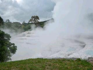 懷拉凱梯田的舒緩地熱奇觀