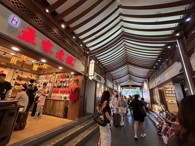 【上海時光隧道|豫園老街:漫步百年風華,尋找最道地的市井滋味】 【上海時光隧道|豫園老街:漫步百年風華,尋找最道地的市井滋味】