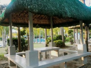 หลีกหนีความวุ่นวายไปสู่ความสงบสุขที่ La Florentina Resort ในเมือง Bustos – สถานที่พักผ่อนที่สมบูรณ์แบบท่ามกลางธรรมชาติอันเขียวขจี นอกกรุงมะนิลา ไม่ว่าคุณจะกำลังมองหาสถานที่พักผ่อนสำหรับครอบครัว สถานที่จัดกิจกรรมสร้างทีม หรือการพักผ่อนอย่างเงียบสงบ รีสอร์ทแห่งนี้มอบการผสมผสานที่ลงตัวระหว่างการพักผ่อนและความสะดวกสบาย

เมื่อมาถึง 875 Claro Santos คุณจะได้รับการต้อนรับด้วยทางเดินกรวดที่คดเคี้ยวผ่านบริเวณที่ร่มรื่นของต้นไม้ มีศาลาหลังคามุงจากที่สวยงามเหมาะสำหรับการรวมกลุ่ม ปิกนิก หรือเพียงแค่ดื่มด่ำกับบรรยากาศกลางแจ้งที่เงียบสงบ ต้นมะพร้าวและต้นไม้เขตร้อนอื่นๆ ในบริเวณนั้นให้ร่มเงาตามธรรมชาติ ไม่ว่าฝนตกหรือแดดออก รีสอร์ทก็ยังคงน่าหลงใหล – วันที่มีเมฆมากจะเพิ่มความอบอุ่น และวันที่มีแดดจัดจะเผยให้เห็นความเขียวขจีที่สดใส

La Florentina Resort มีชื่อเสียงในเรื่องสระว่ายน้ำที่หลากหลาย สระว่ายน้ำได้รับการดูแลอย่างดีและสะอาด มีให้เลือกสำหรับทุกเพศทุกวัยและทุกความชอบในการว่ายน้ำ: สระตื้นสำหรับเด็ก สระลึกสำหรับผู้ใหญ่ และบางสระที่มีน้ำอุ่นที่ช่วยผ่อนคลายได้อย่างดีเยี่ยม ความปลอดภัยเป็นสิ่งสำคัญอันดับแรก ด้วยเจ้าหน้าที่รักษาความปลอดภัยริมสระที่คอยดูแลอย่างเอาใจใส่ ทำให้ครอบครัวสามารถพักผ่อนได้อย่างไร้กังวล

ห้องพักกว้างขวางของรีสอร์ทมีการตกแต่งภายในที่เรียบง่าย พร้อมด้วยอุปกรณ์อาบน้ำ ผ้าเช็ดตัว และรองเท้าแตะฟรี ช่วยให้คุณเดินทางสะดวกและเพลิดเพลินกับความสะดวกสบายที่ใส่ใจ เลือกได้ระหว่างห้องมาตรฐานหรือห้องพักขนาดใหญ่สำหรับกลุ่ม ซึ่งทุกห้องได้รับการเตรียมอย่างพิถีพิถันเพื่อการพักผ่อนอย่างเต็มที่

การเดินทางสะดวกสบาย ที่จอดรถกว้างขวางช่วยให้คุณไม่ต้องกังวลเรื่องการเดินทาง และทำเลที่ตั้งอยู่ใกล้กับสถานที่ท่องเที่ยวต่างๆ ในเมือง Bustos ทำให้คุณเดินทางไปเที่ยวแบบไปเช้าเย็นกลับได้ง่าย เจ้าของสัตว์เลี้ยงจะประทับใจกับนโยบายที่เป็นมิตรกับสัตว์เลี้ยงของรีสอร์ท ทำให้ที่นี่เป็นจุดหมายปลายทางที่อบอุ่นสำหรับทั้งครอบครัว รวมถึงสมาชิกสี่ขาด้วย

เมื่อวางแผนการเดินทาง ขอแนะนำให้เดินทางในวันธรรมดาและช่วงนอกฤดูกาลท่องเที่ยว เพื่อเพลิดเพลินกับบรรยากาศที่เงียบสงบอย่างเต็มที่ รีสอร์ทยังเป็นสถานที่ยอดนิยมสำหรับการจัดกิจกรรมสร้างทีม โดยมีพื้นที่ที่สามารถจองล่วงหน้าได้ สวนสาธารณะโดยรอบเชิญชวนให้คุณเดินเล่นสบายๆ ใต้ต้นไม้ หรือทำกิจกรรมกลุ่มสนุกๆ ท่ามกลางภูมิทัศน์กลางแจ้ง

คำแนะนำ:
– นำขนมและขวดน้ำแบบเติมได้มาด้วย เพื่อรับประทานขณะพักผ่อนกลางแจ้ง

– หากต้องการความเงียบสงบมากขึ้น ควรจองในวันธรรมดาหรือช่วงนอกฤดูกาลท่องเที่ยว

– อย่าลืมชุดว่ายน้ำ และควรพิจารณานำร่มไปด้วยหากพยากรณ์อากาศบอกว่ามีเมฆมาก

อนุญาตให้นำสัตว์เลี้ยงเข้าพักได้ แต่โปรดตรวจสอบข้อกำหนดเมื่อทำการจอง
– มีที่จอดรถฟรีสำหรับผู้เข้าพัก

Bustos—La Florentina Resort คือสวรรค์ที่แท้จริงสำหรับช่วงเวลาแห่งการเชื่อมต่อ การพักผ่อน และความงามของธรรมชาติ

