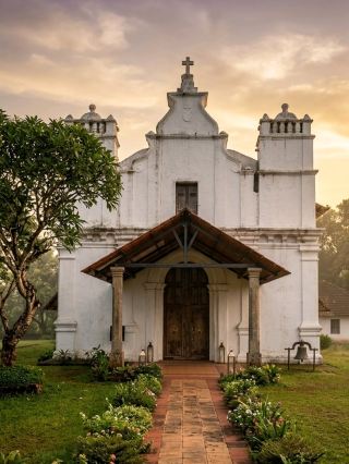 ⛪ โบสถ์สามกษัตริย์: สถานที่พักผ่อนบนเนินเขาอันลึกลับในกัวใต้ 🇮🇳✨