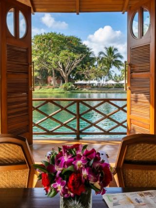 🌴 สวนสวยหรูหราและบรรยากาศแสงสีทองยามพลบค่ำ ณ ITC Grand Goa Resort & Spa 🏖️✨