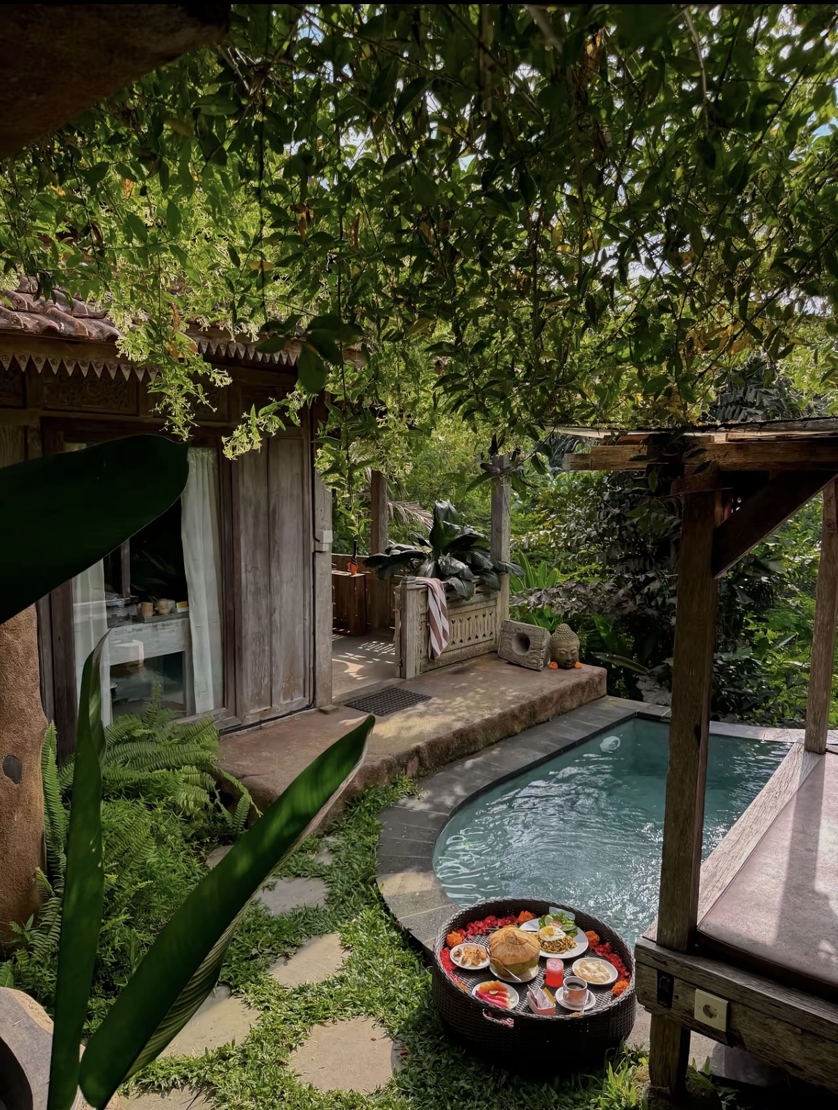 🏡🌿 Cheap and good stays do exist! A Bali accommodation for only 3,200 THB, and you get a private Pool Villa!
Today, let me drop a recommendation for another spot in Bali that completely blew us away 💚
If you’re looking for a peaceful, nature-inspired vibe with a private pool and ultimate privacy, definitely bookmark this place!
📍 Umah Capung Sebatu Villas
Sebatu, Tegallalang, Bali, Indonesia
Located in the Sebatu area north of Ubud, this spot is super lush and tranquil. It’s absolutely perfect for anyone wanting to escape the hustle and bustle of the main tourist spots while still being close enough to explore. It’s about a 30-minute drive from central Ubud and just 10 minutes from the Tegallalang Rice Terrace.
💸 3,200 THB/night. If you're going as a couple, it breaks down to just 1,600 THB/person/night!
What I loved the most from the moment we walked in was the incredibly natural atmosphere. We visited in July, and the weather was great, but the moment we dipped into the pool, it was refreshingly cool! If you love taking poolside photos, you’ll definitely get some stunning shots here. The lush green surroundings give off such a perfect Tropical Bali vibe 🌴✨
The villa is fully equipped with amenities, including air conditioning, a private bathroom, a balcony/lounge area, and Wi-Fi. There's also an outdoor swimming pool and free parking. Another thing that impressed us just as much as the room was the amazing hospitality from the owner and staff.
If you prefer a more natural and serene side of Bali, I bet you’ll love this area. It's surrounded by lush greenery, scenic nature views, and the authentic charm of Sebatu village.