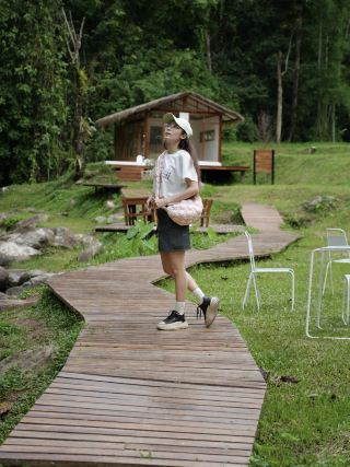 ⛰️หลงเขา บ่อเกลือ น่าน-Lhong Khao
🌿📷💚คาเฟ่บรรยากาศสุดชิลกลางอ้อมกอดแห่งขุนเขาบ่อเกลือมาพักผ่อนแบบสโลว์ไลฟ์ จิบกาแฟหอมกรุ่น ท่ามกลางเสียงลำธารและธรรมชาติอันเงียบสงบ 🍃รายล้อมด้วยภูเขาและต้นไม้เขียวขจี พร้อมมุมถ่ายรูปสวย ๆ ให้เก็บภาพความประทับใจกลับไป
🌿📷บางครั้งความสุขก็ไม่ต้องมีอะไรมาก…
แค่กาแฟดี ๆ สักแก้ว วิวภูเขาสวย ๆ และช่วงเวลาที่ได้ปล่อยใจให้ช้าลง 🥰💚
📍หลงเขาคาเฟ่ บ่อเกลือ จ.น่าน
ใครมาเที่ยวบ่อเกลือ อย่าลืมแวะมาสัมผัสความชิลกันนะคะ 🌿⛰️☕️ #หลงเขาคาเฟ่ #บ่อเกลือ #น่าน #น่านหน้าฝน #น่านน่าเที่ยว