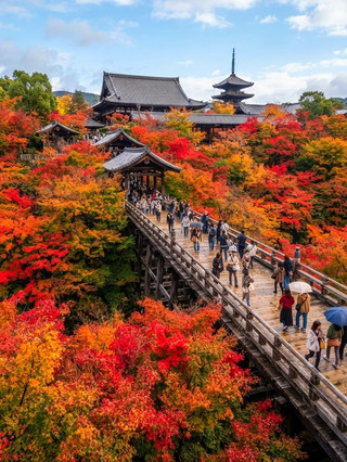 位於京都東福寺,呢度係賞紅葉嘅人氣地標,亦係千年古寺,寺內庭園及古建築同紅葉互相映襯,無論秋天係枫葉染紅時、定係春夏時沖靚青蔥,東福寺都帶俾人一種沉靜而又震撼嘅美。最大特色係可以體驗「紅葉剋」——即紅葉映照古寺,景色同意境俱佳。交通便利,適合閒遊感受京都人文風景。
🗓️推薦遊玩路線:
由入口進入,先經過通天橋,呢度係欣賞枫葉同拍照最熱鬧位置,建議耐心等候拍到相對無人嘅景象。之後前往主殿,體驗東福寺厚重古寺氛圍。寺內庭園分為南庭、西庭、北庭、東庭,踩入每個庭園都會發現不同嘅枫葉與石景組合,特別係南庭嘅苔石設計深具禪意,非常適合慢慢觀賞。最後可以於寺外附近手信店買京風和菓子,再步行出寺。
📸必打卡位:
1. 通天橋——紅葉高峰期係一片紅海,影相效果一流
2. 南庭庭園——苔石、枫葉同千年古寺組合好有意境
3. 主殿門口——可捕捉到古寺全景配紅葉
4. 千佛塔外——少人走到,可找到特別角度
建議早上9點開門時入場,可以避過人潮,拍到清靜靚相。
🔖遊玩貼士:
1. 秋天紅葉期(11月下旬至12月初)最旺,記得提早到達,建議平日來訪避免人多。
2. 東福寺內部禁止飲食,寺外有簡單售賣區及手信店。
3. 每個庭園都值得細心欣賞,建議預留1.5-2小時慢慢行。
4. 鞋要方便行走,庭園部分地面石板容易滑。
5. 開放時間會隨季節調整:1-3月及12月8-31日為09:00-16:00(15:30止入場);4-12月7日為09:00-16:30(16:00止入場)。
6. 地址:15 Chome-778 Honmachi, Higashiyama Ward, Kyoto, 605-0981日本
注意事項:
紅葉季節人流極多,耐心等候。拍攝時留意勿騷擾寺內僧侶或遊人。寺內禁止帶寵物及大件行李。部分庭園需脫鞋進入,請注意衛生。
結尾話題:
京都邊度賞紅葉最靚?你有冇試過喺古寺庭園感受日式秋意?#東福寺紅葉 #京都古寺 #賞枫趣 #和風庭園 #旅行小貼士