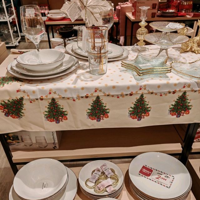 Festive Christmas Dinnerware at Kasanova!