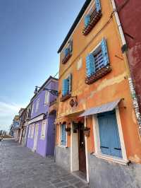 From glass-blown magic in Murano to rainbow dreams in Burano 🌈✨ Just a vaporetto ride away from Ven