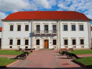 Zbarazh Castle: Epic Fortified Beauty & Art Vibes in Western Ukraine 🏰✨