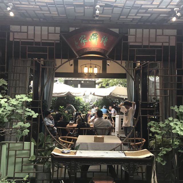 Chengdu’s MUST visit - Kuanzhai alley 