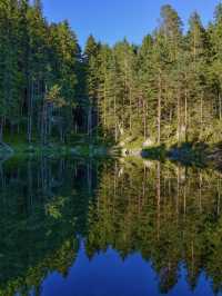 Lake Eibsee, beneath Germany's highest peak, boasts stunning scenery like a fairyland.