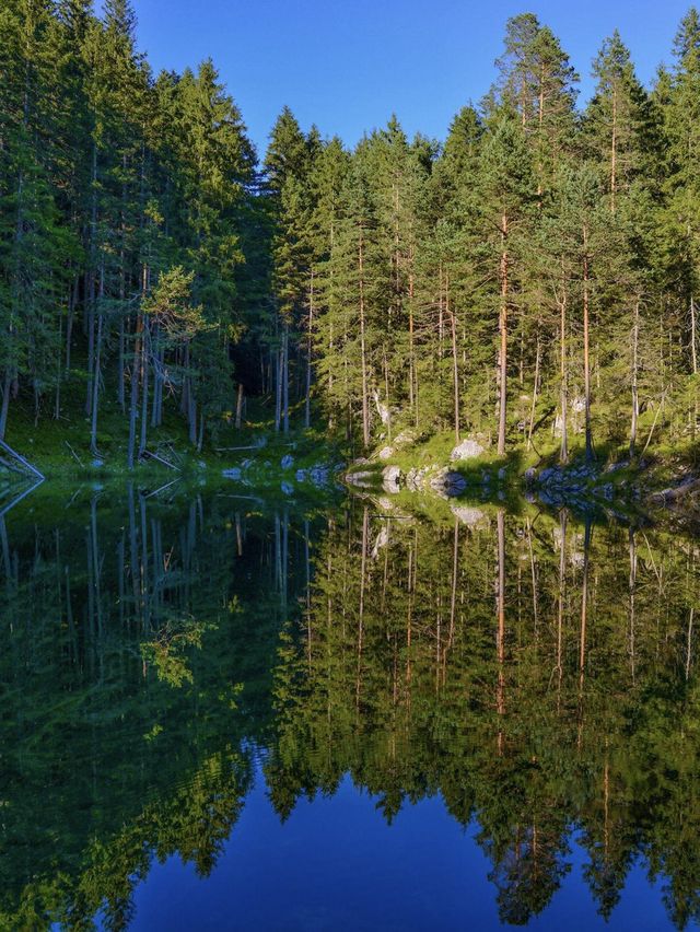Lake Eibsee, beneath Germany's highest peak, boasts stunning scenery like a fairyland.