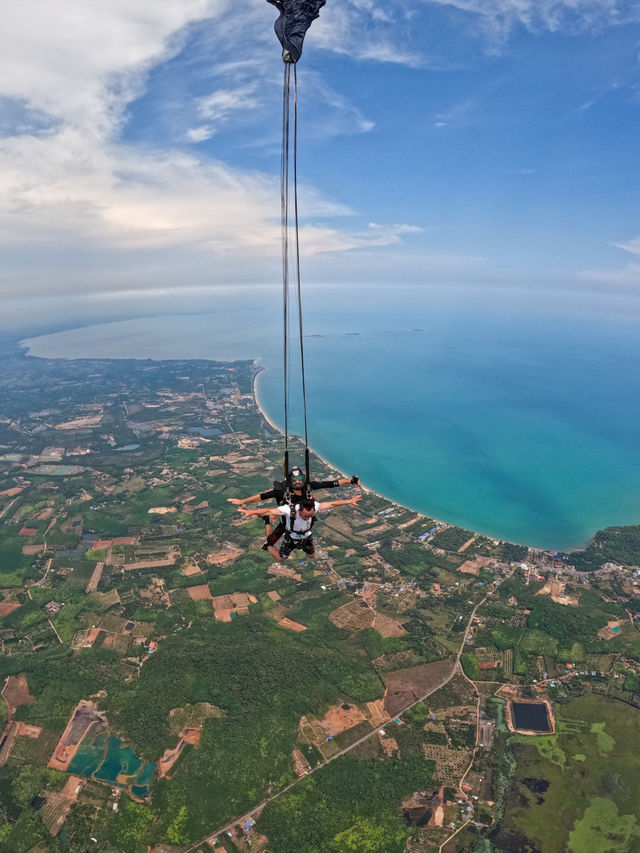 For the first parachute jump, what do you need to prepare? Pattaya parachute jumping complete guide.