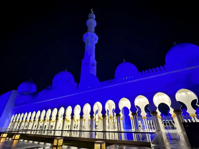 アブダビのモスクをたどり、一千一夜を越えて