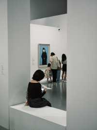 一直很喜歡西岸美術館的感覺，不管是館內的展還是沿著江邊的風景，都可以讓我在這裡放鬆一下午