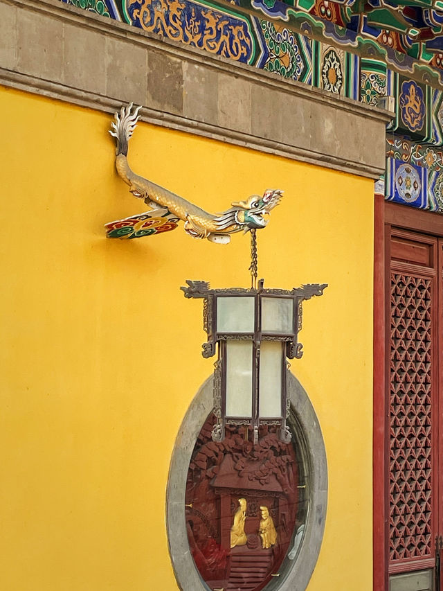 金山寺環抱著山峰，四面天空開闊明朗