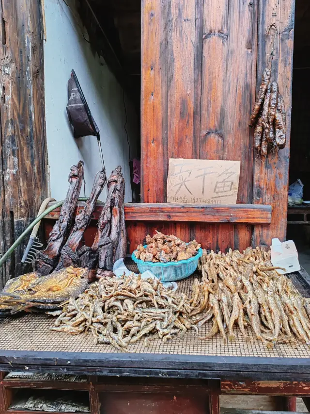 Compared to Fenghuang Ancient Town, I have a deeper affection for this ancient town in Xiangxi that is almost devoid of tourists