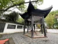 位於黃州區赤壁磯頭因北宋大文豪蘇東坡在此寫有《赤壁懷古》詞和前後《赤壁賦》而得名又稱文赤東坡赤壁壁