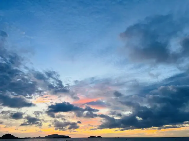 Watch the sunrise over the sea in Pingtan