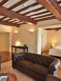 🌟 Modena's Marvel: Cozy Corners & Culinary Delights 🌟