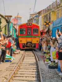 The market Dancing with trains 🇹🇭