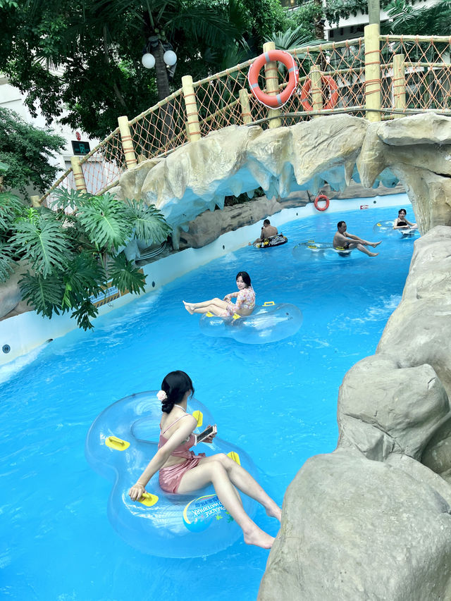 在水上樂園被小黃鴨包圍了