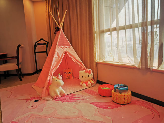 HELLO KITTY+哆啦A夢主題房