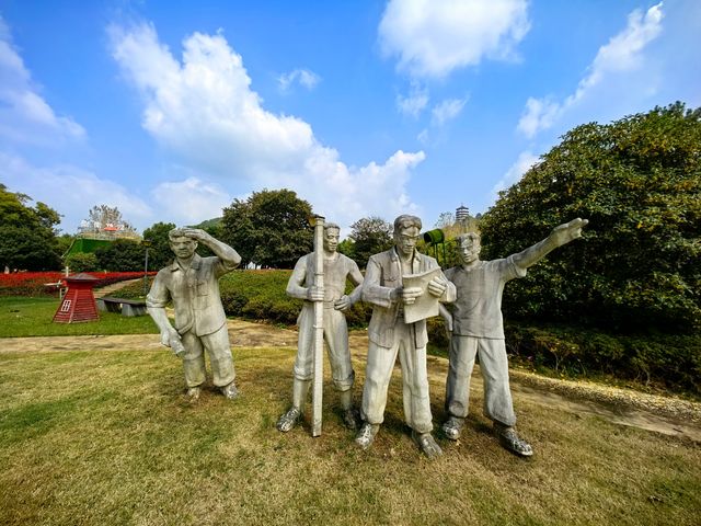 大壩建設者人物群雕。