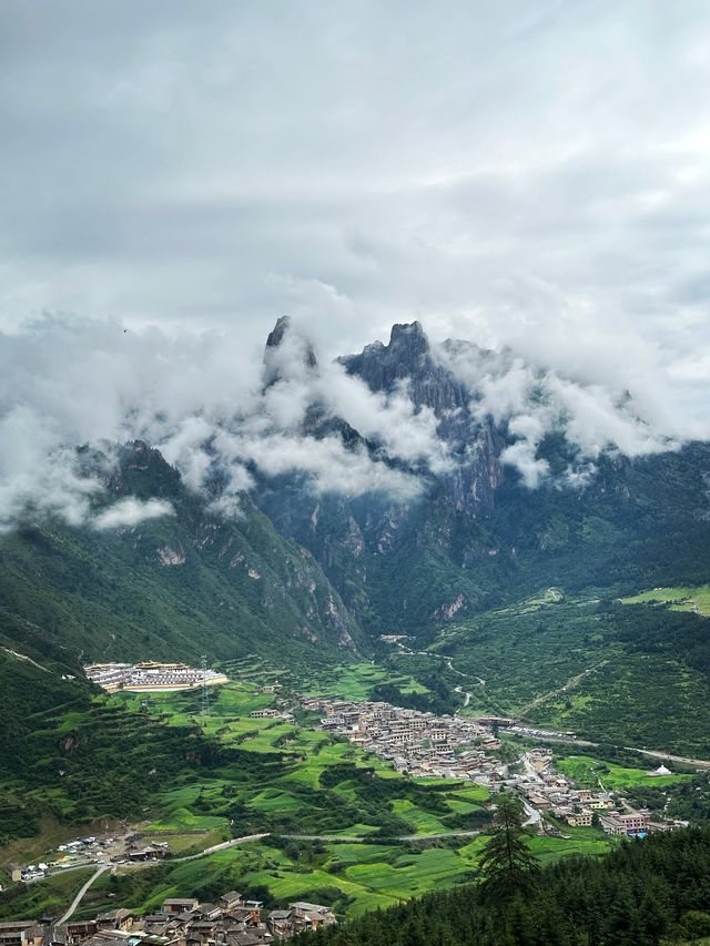 人間仙境扎尕那，雲霧繚繞，藏地風情